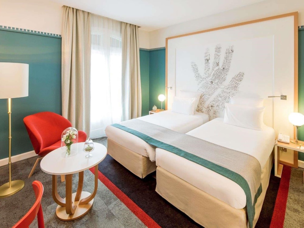 Habitación de categoría superior con dos camas individuales del hotel Mercure Lyon Centre Château Perrache