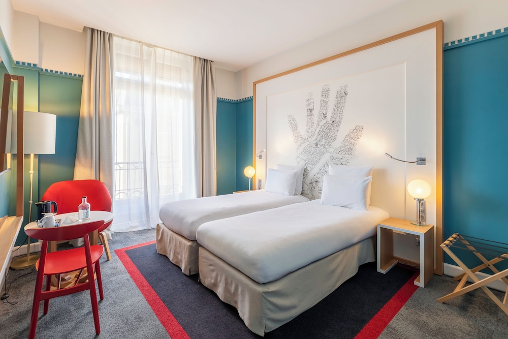 Habitación de categoría superior con dos camas individuales del hotel Mercure Lyon Centre Château Perrache. Foto 1