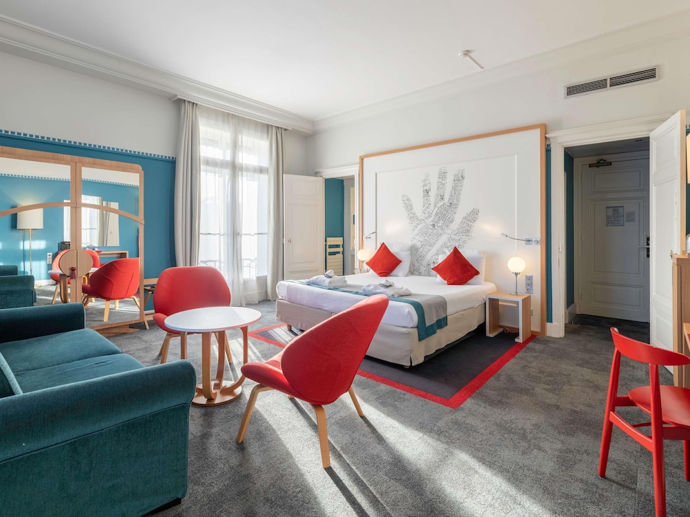 Habitación Privilege con una cama doble y un sofá cama doble del hotel Mercure Lyon Centre Château Perrache. Foto 1