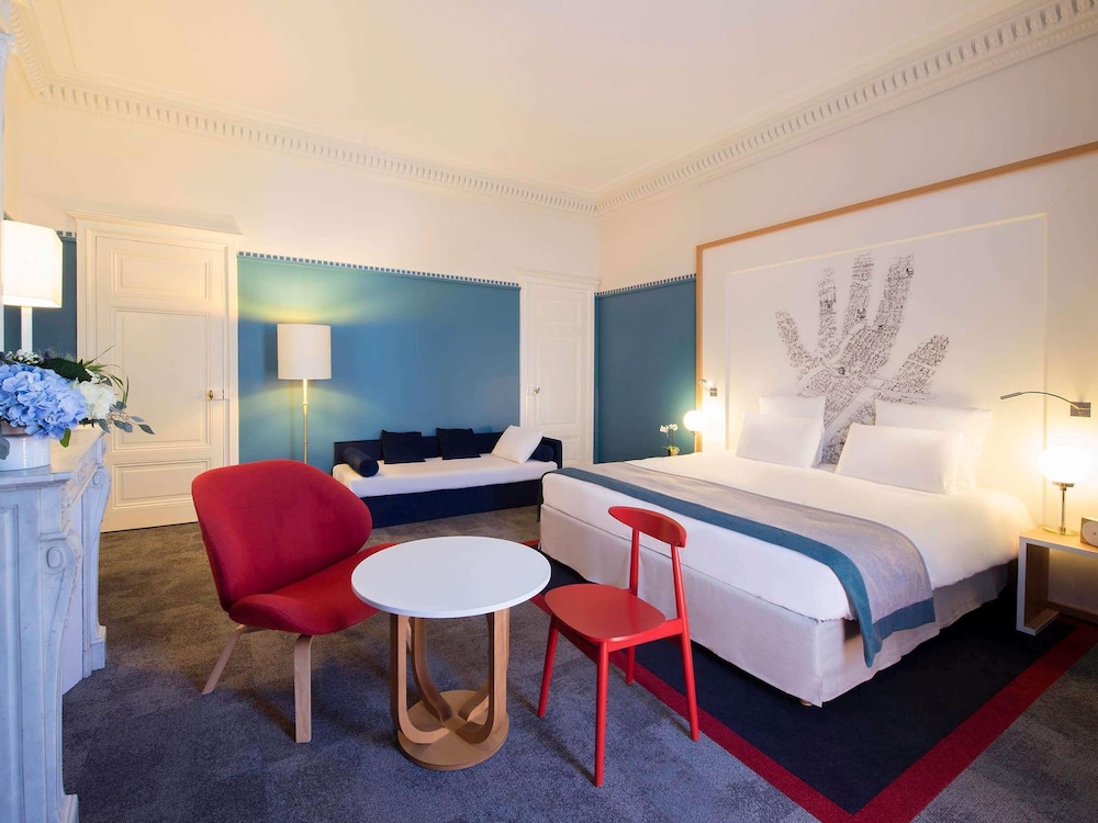 Habitación Privilege con una cama doble y otra individual del hotel Mercure Lyon Centre Château Perrache. Foto 3
