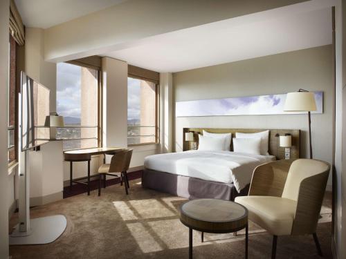 Suite con vistas panorámicas al centro histórico del hotel Radisson Blu Lyon. Foto 2