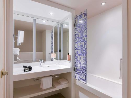 Habitación Doble Estándar con 2 camas dobles del hotel Mercure Lyon Centre Saxe Lafayette. Foto 7