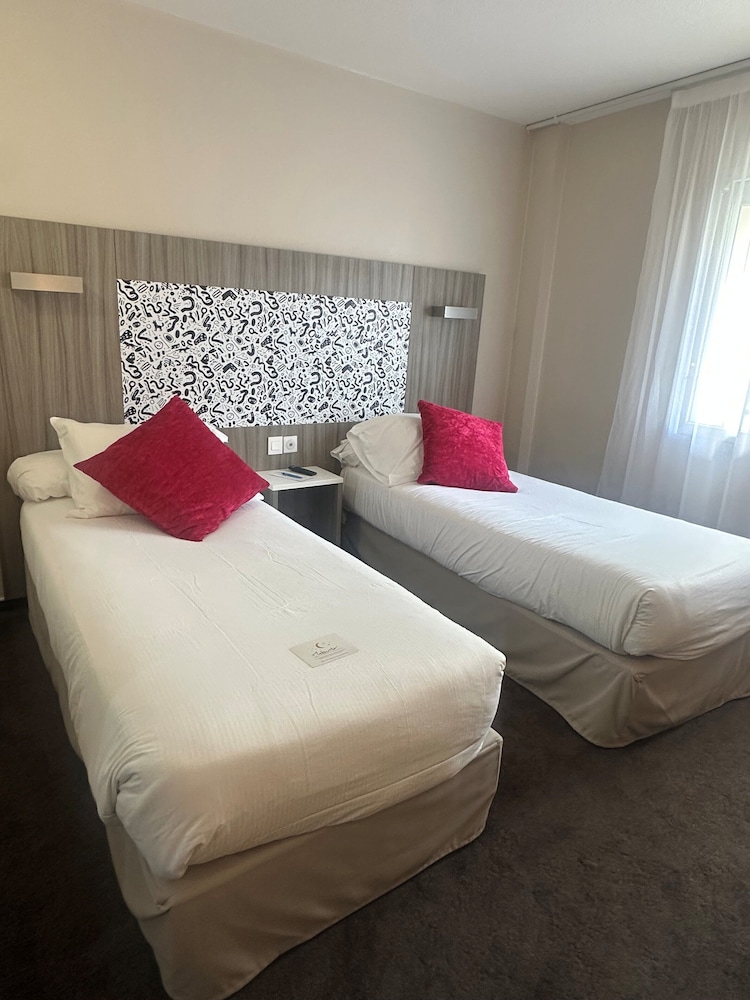 Habitación Estándar - 2 camas individuales del hotel Ibis Styles Lyon Gorge de Loup Saphir. Foto 2
