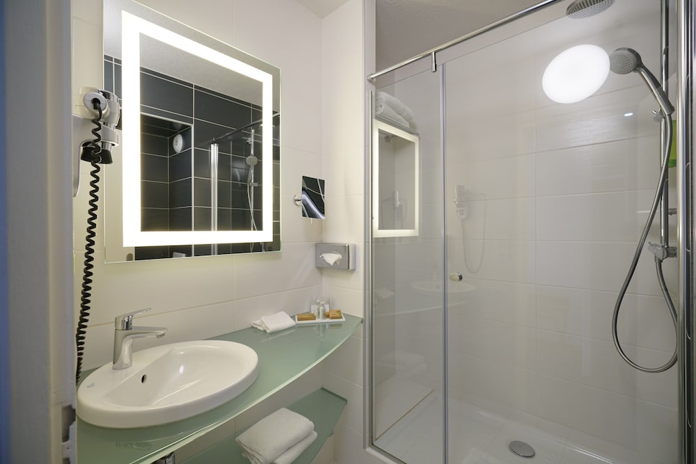 Habitación Estándar - 2 camas individuales del hotel Ibis Styles Lyon Gorge de Loup Saphir. Foto 4