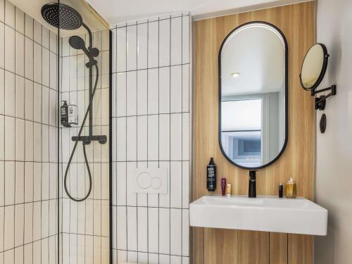 Habitación Doble Estándar - 2 camas del hotel ibis Paris Grands Boulevards Opéra 9e. Foto 4