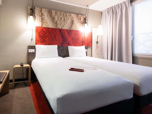 Habitación Doble Estándar - 2 camas del hotel ibis Paris Grands Boulevards Opéra 9e. Foto 1
