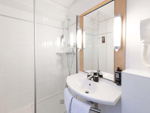 Habitación Doble Estándar - 2 camas del hotel ibis Paris Grands Boulevards Opéra 9e. Foto 2