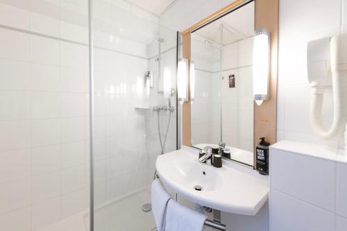 Habitación Doble Estándar - 2 camas del hotel ibis Paris Grands Boulevards Opéra 9e. Foto 4