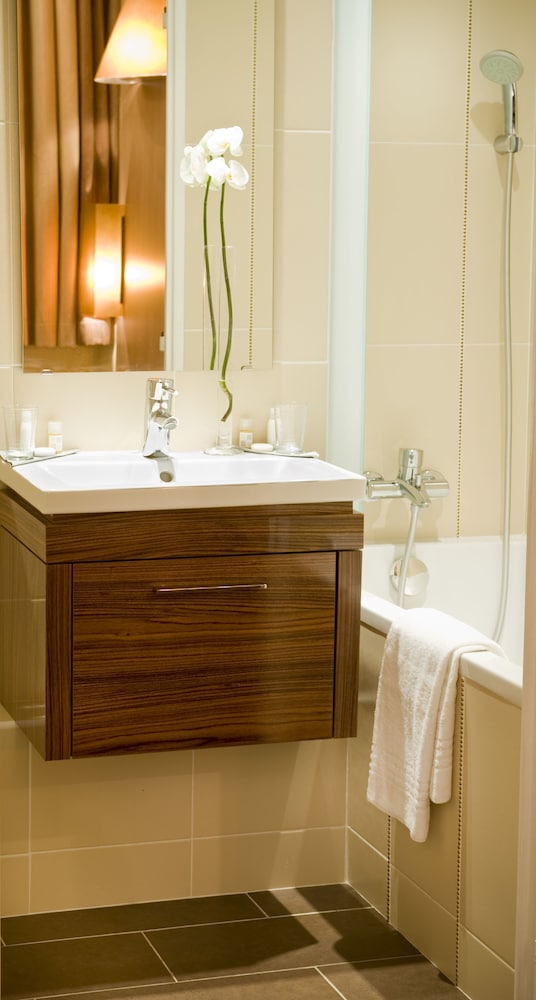 Habitación doble superior, bañera del hotel Carré Vieux Port. Foto 5