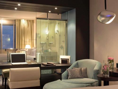 Habitación superior, vistas al patio, cama queen, acceso a spa y gimnasio del hotel Sofitel Marseille Vieux Port. Foto 3
