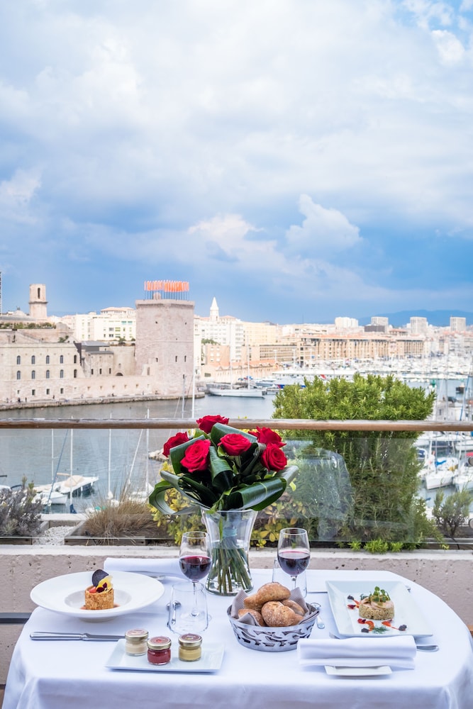 Habitación de lujo, vistas al Vieux Port, terraza de 215 pies cuadrados, cama king, acceso a spa + gimnasio del hotel Sofitel Marseille Vieux Port. Foto 4