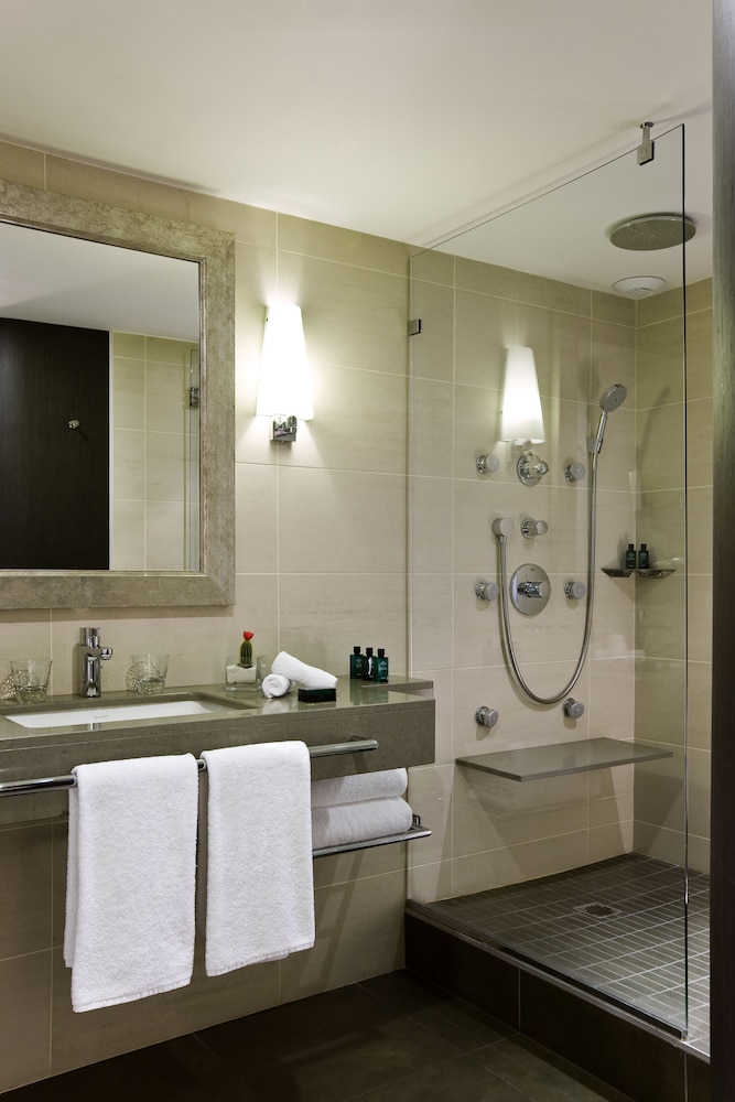 Habitación de lujo, vistas al Vieux Port, cama king, acceso a spa y gimnasio del hotel Sofitel Marseille Vieux Port. Foto 3