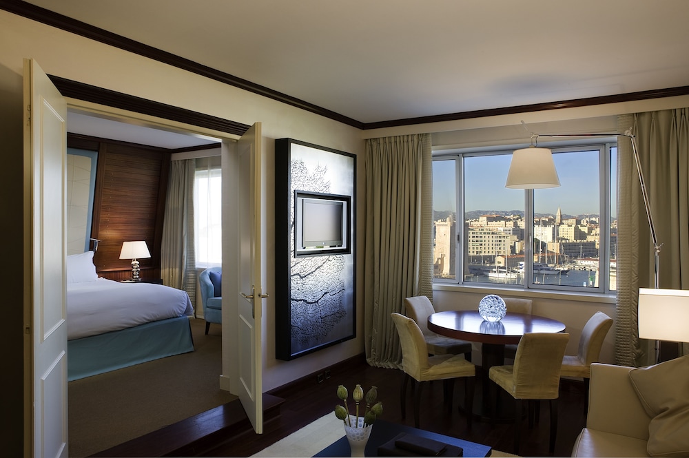 Suite Opera, planta superior, vistas al Vieux Port, cama king, salón, acceso a spa + gimnasio del hotel Sofitel Marseille Vieux Port. Foto 2