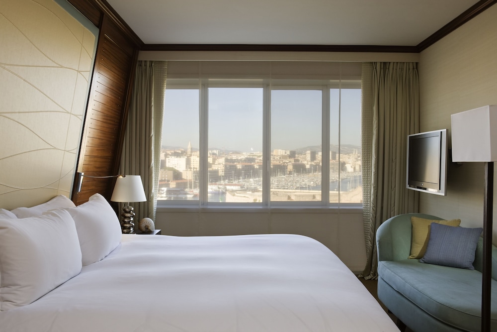 Suite Opera, planta superior, vistas al Vieux Port, cama king, salón, acceso a spa + gimnasio del hotel Sofitel Marseille Vieux Port. Foto 3