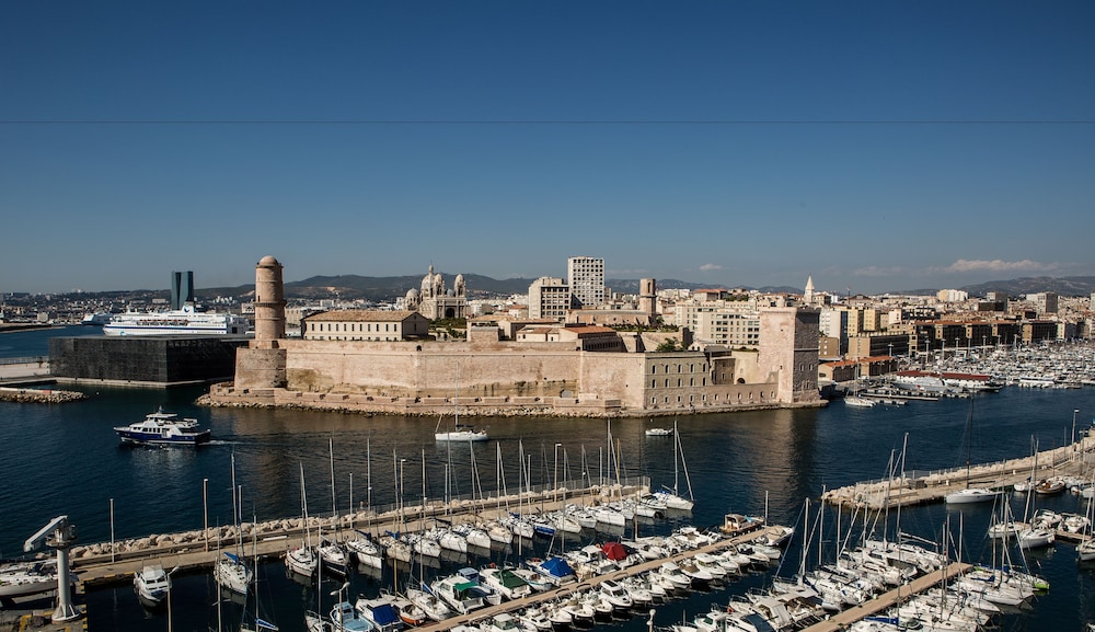 Suite Opera, planta superior, vistas al Vieux Port, cama king, salón, acceso a spa + gimnasio del hotel Sofitel Marseille Vieux Port. Foto 5