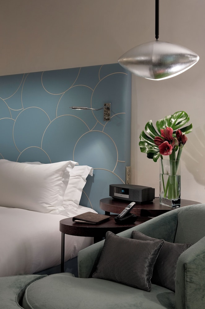 Suite Prestige, planta superior, vistas al Vieux Port, cama king, zona de salón, acceso a spa del hotel Sofitel Marseille Vieux Port