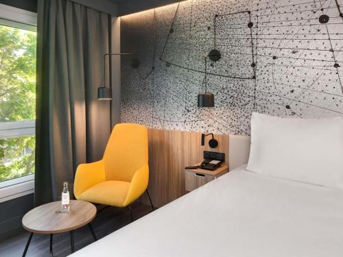 Habitación estándar con cama doble grande del hotel Mercure Montpellier Centre Antigone. Foto 2