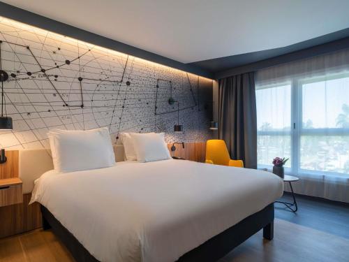 Habitación estándar con cama doble grande del hotel Mercure Montpellier Centre Antigone. Foto 2