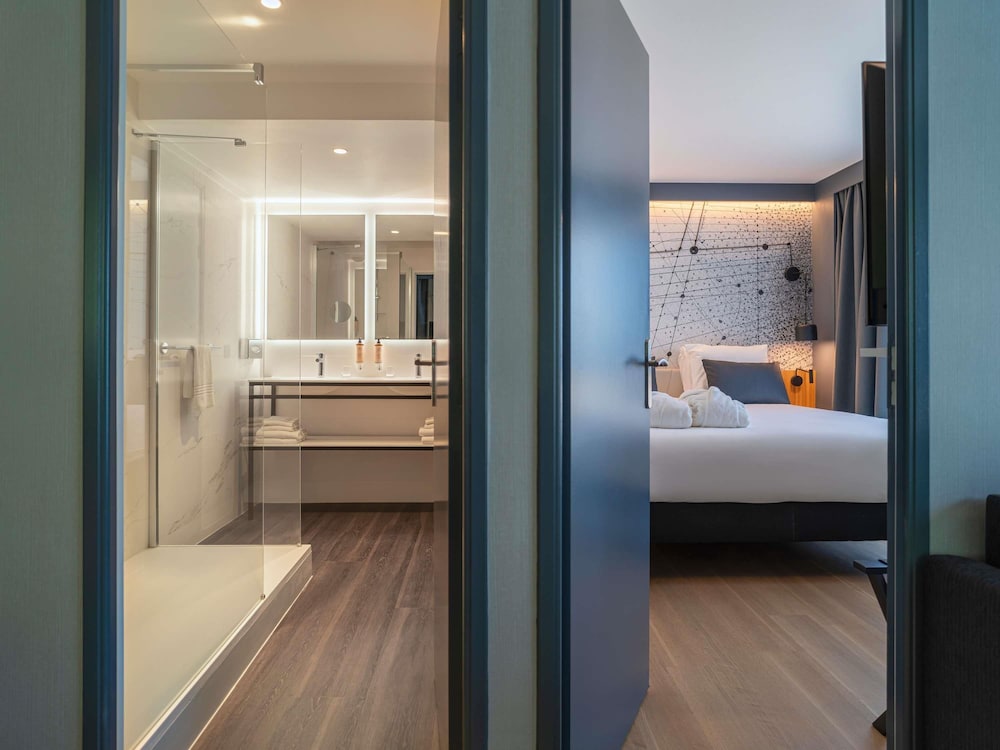 Suite Privilege para no fumadores con cama doble y sofá - cama del hotel Mercure Montpellier Centre Antigone. Foto 1
