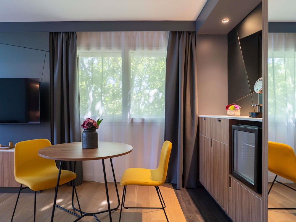 Suite Privilege para no fumadores con cama doble y sofá - cama del hotel Mercure Montpellier Centre Antigone. Foto 4