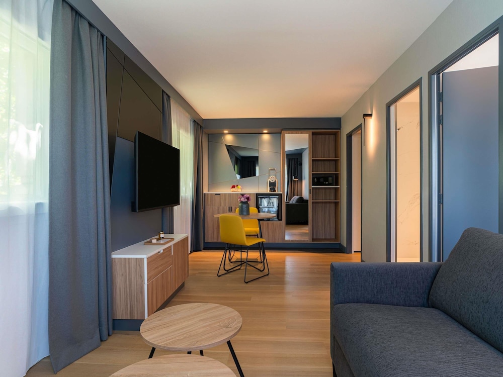 Suite Privilege para no fumadores con cama doble y sofá - cama del hotel Mercure Montpellier Centre Antigone. Foto 5