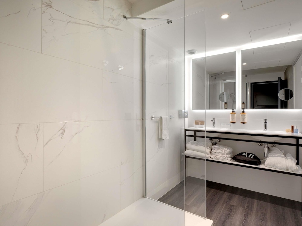 Suite Privilege para no fumadores con cama doble y sofá - cama del hotel Mercure Montpellier Centre Antigone. Foto 7