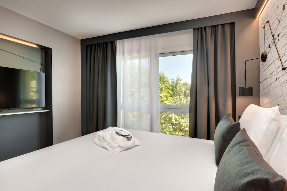 Suite Privilege para no fumadores con cama doble y sofá - cama del hotel Mercure Montpellier Centre Antigone. Foto 13