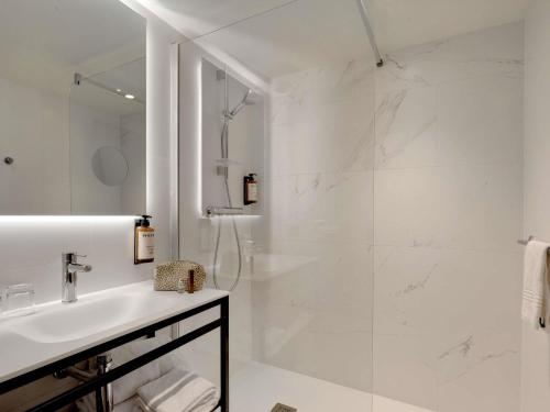 Habitación estándar con cama doble grande del hotel Mercure Montpellier Centre Antigone. Foto 13