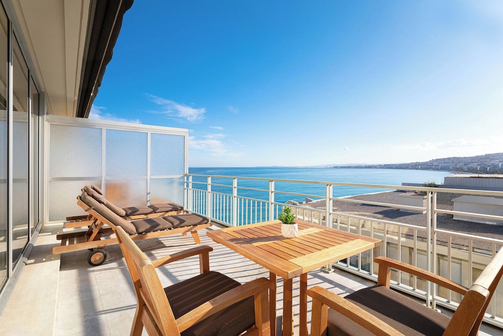 Habitación doble Balcón o Terraza Superior Vista ciudad Planta Alta Business 2 Camas individuales del hotel Le Meridien Nice. Foto 3
