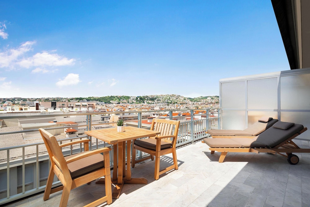 Habitación doble Balcón o Terraza Superior Vista ciudad Planta Alta Business 2 Camas individuales del hotel Le Meridien Nice. Foto 4