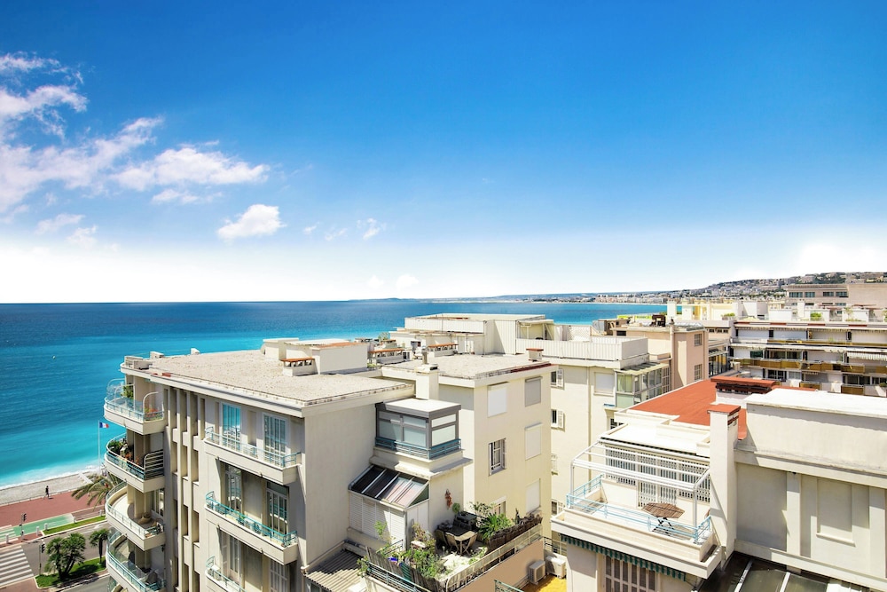 Habitación doble Balcón o Terraza Superior Vista ciudad Planta Alta Business 2 Camas individuales del hotel Le Meridien Nice. Foto 8