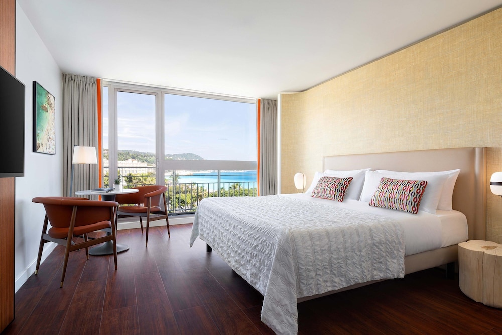 Habitación Deluxe, 1 cama de matrimonio grande, vistas al jardín del hotel Le Meridien Nice. Foto 1