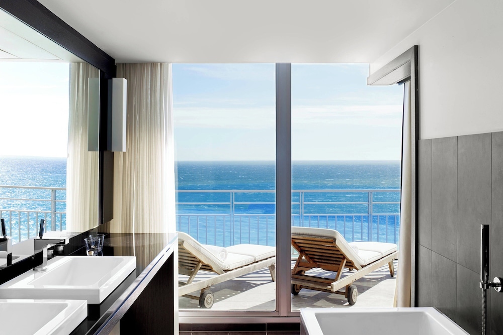Suite junior, 1 cama de matrimonio grande, vistas al mar (Terrace) del hotel Le Meridien Nice. Foto 4