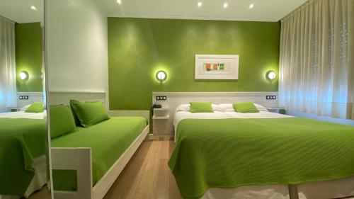 Habitación Doble con cama supletoria - 2 camas del hotel Paris. Foto 1