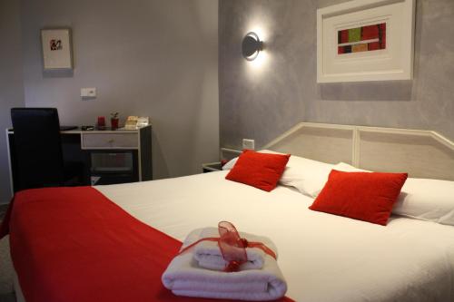 Habitación con cama grande del hotel Paris