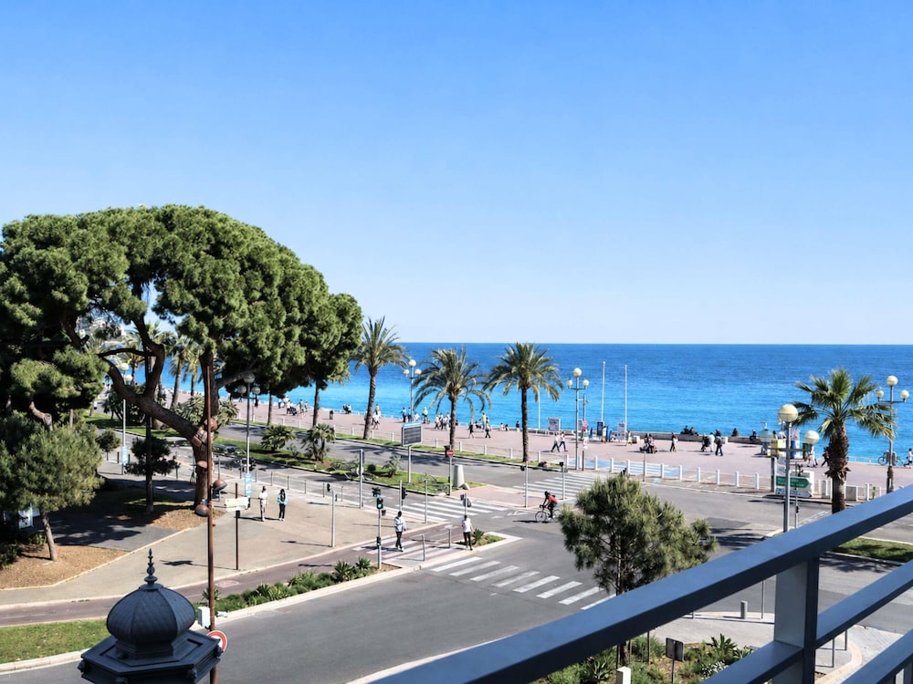 Habitación Privilege con vistas al mar y el jardín, balcón y dos camas individuales del hotel Mercure Nice Promenade Des Anglais