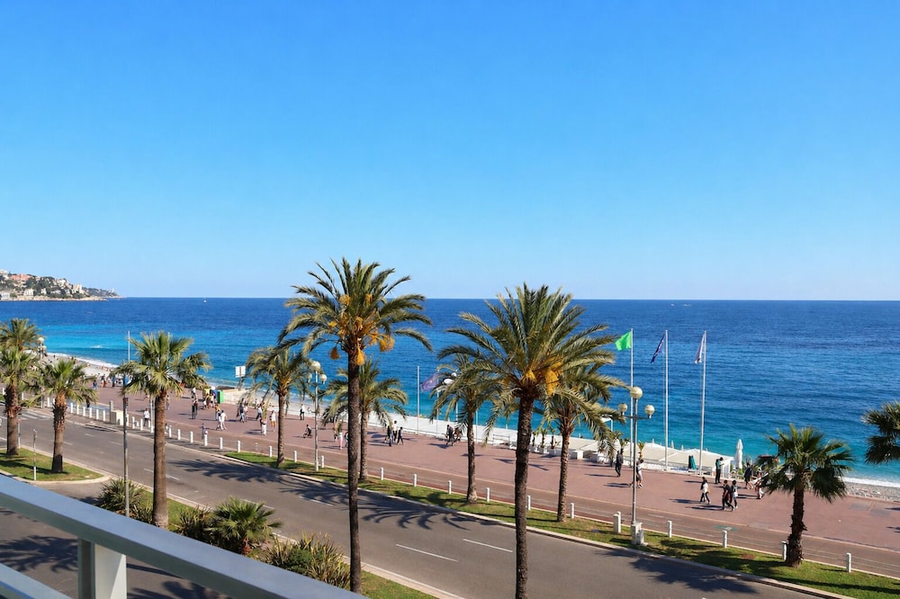 Habitación Privilege con vistas al mar y cama doble del hotel Mercure Nice Promenade Des Anglais