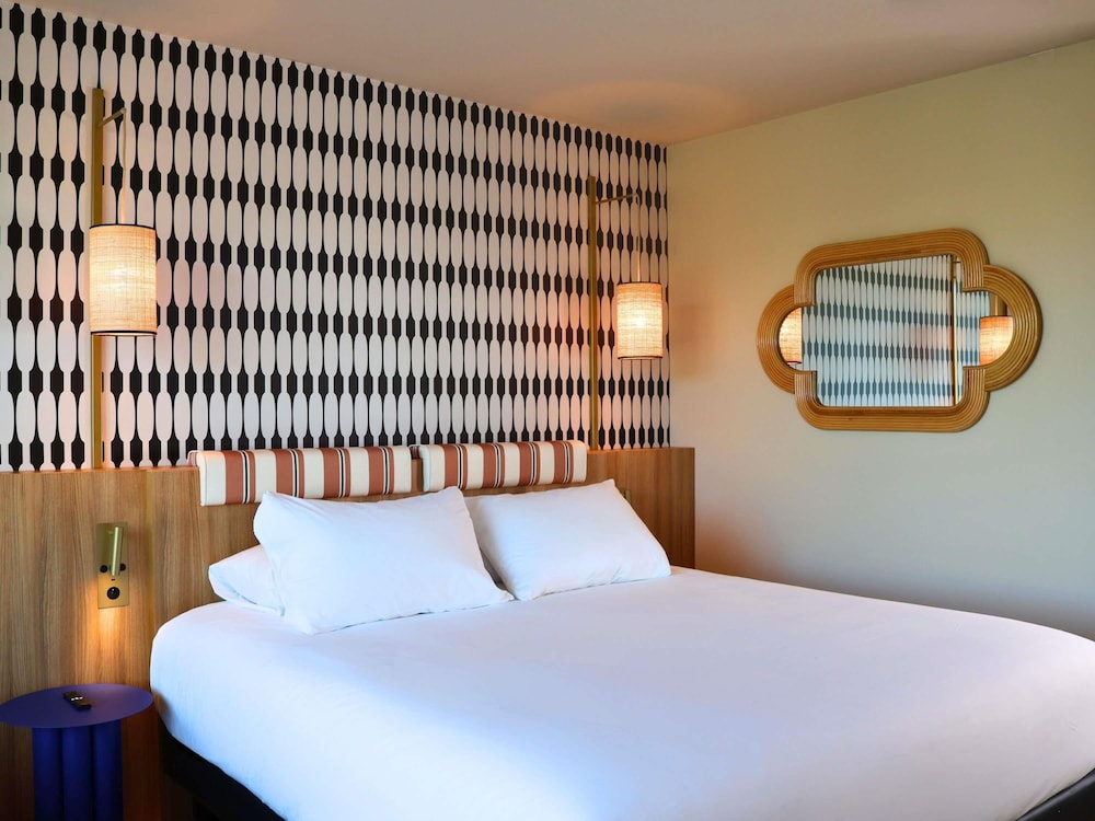 Habitación Privilege con vistas al mar y el jardín, balcón y cama doble del hotel Mercure Nice Promenade Des Anglais. Foto 3