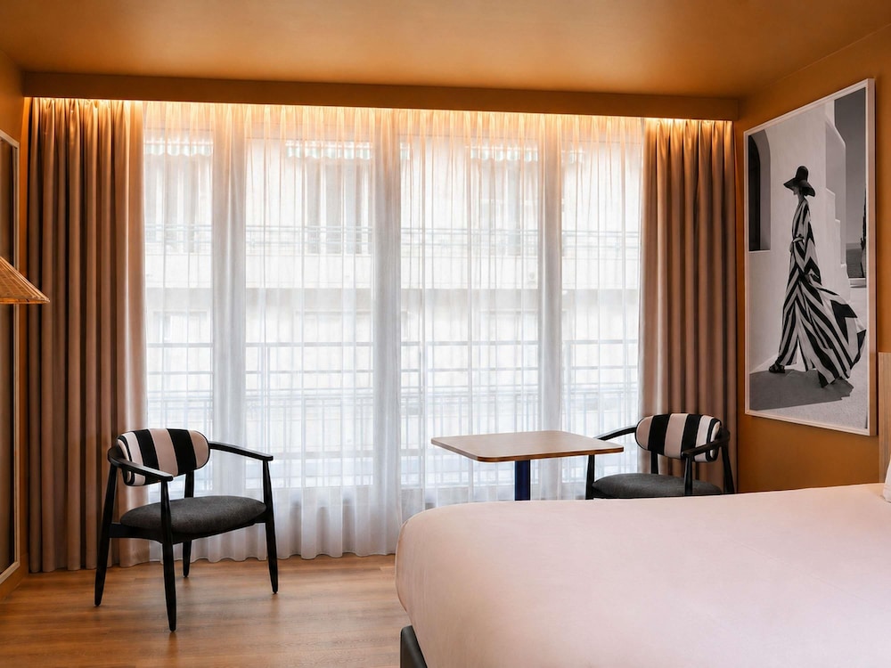 Habitación Superior con vistas a la ciudad, balcón y cama doble del hotel Mercure Nice Promenade Des Anglais. Foto 3