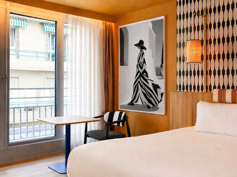 Habitación Superior con vistas a la ciudad, balcón y cama doble del hotel Mercure Nice Promenade Des Anglais. Foto 8