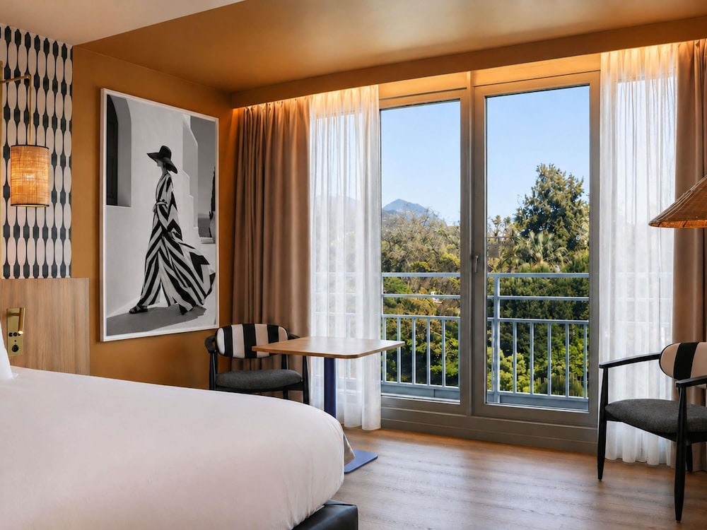 Habitación Privilege con vistas al mar y el jardín, balcón y cama doble del hotel Mercure Nice Promenade Des Anglais. Foto 4