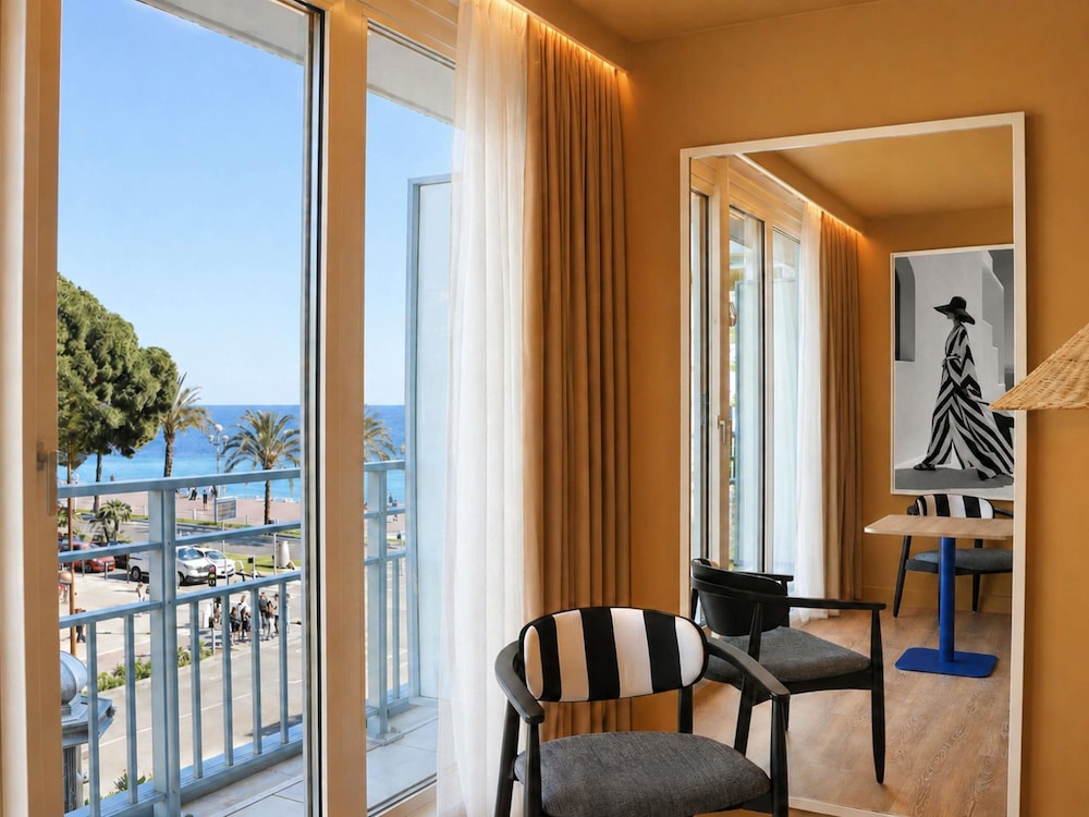 Habitación Privilege con vistas al mar y el jardín, balcón y cama doble del hotel Mercure Nice Promenade Des Anglais. Foto 5