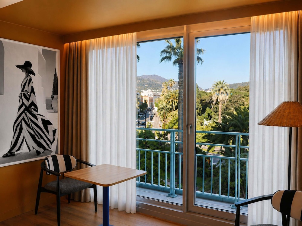 Habitación Privilege con vistas al mar y el jardín, balcón y cama doble del hotel Mercure Nice Promenade Des Anglais. Foto 9