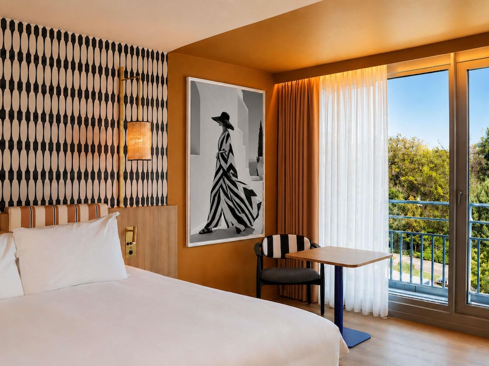 Habitación Privilege con vistas al mar y el jardín, balcón y cama doble del hotel Mercure Nice Promenade Des Anglais. Foto 10