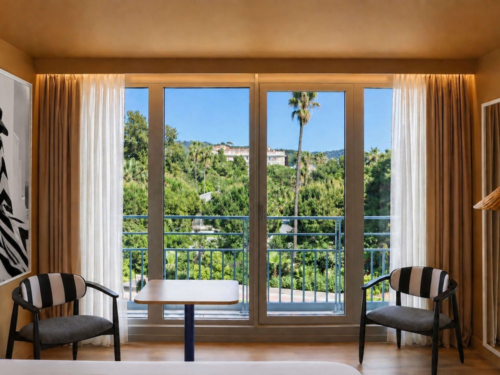 Habitación Privilege con vistas al mar y el jardín, balcón y dos camas individuales del hotel Mercure Nice Promenade Des Anglais. Foto 3