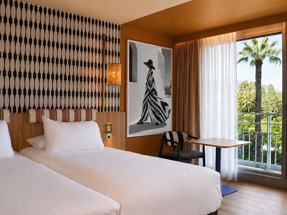 Habitación Privilege con vistas al mar y el jardín, balcón y dos camas individuales del hotel Mercure Nice Promenade Des Anglais. Foto 6