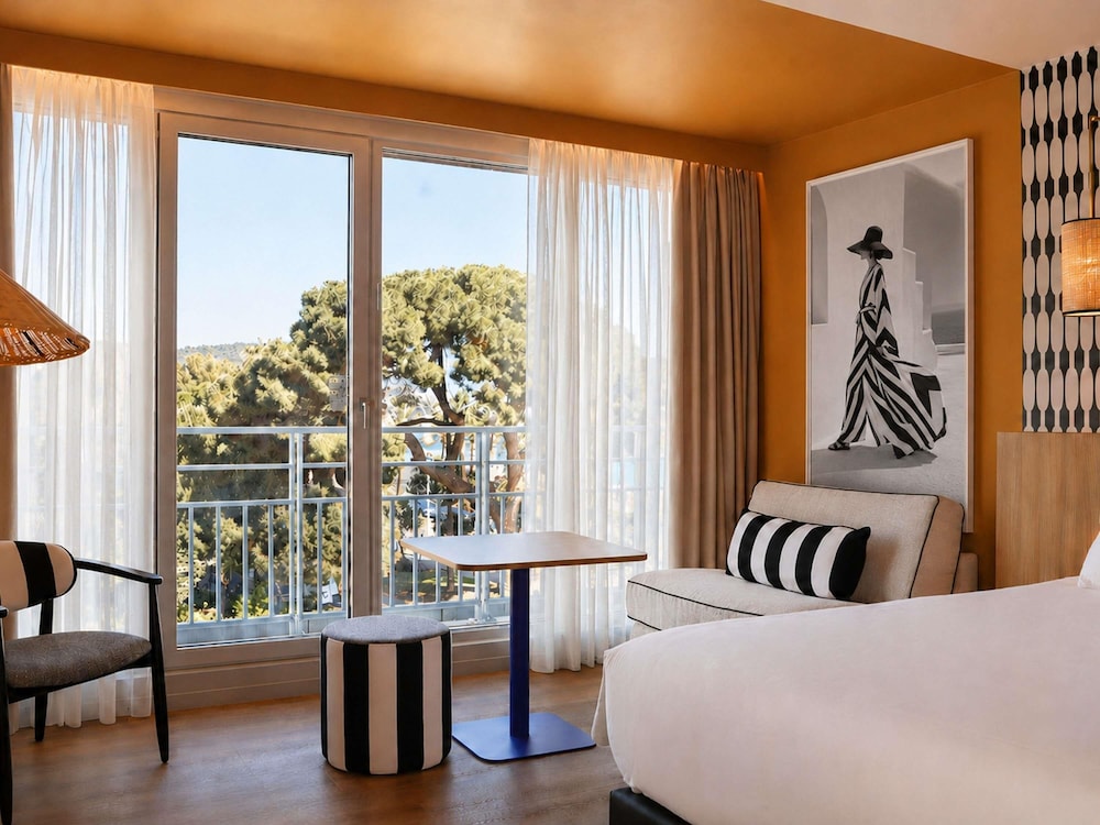 Habitación Privilege con vistas al mar y el jardín, balcón, cama doble y sofá cama del hotel Mercure Nice Promenade Des Anglais. Foto 4