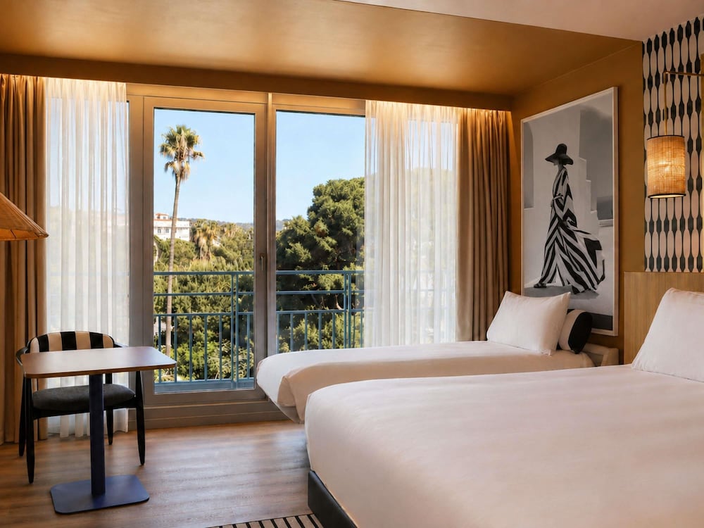 Habitación Privilege con vistas al mar y el jardín, balcón, cama doble y sofá cama del hotel Mercure Nice Promenade Des Anglais. Foto 10
