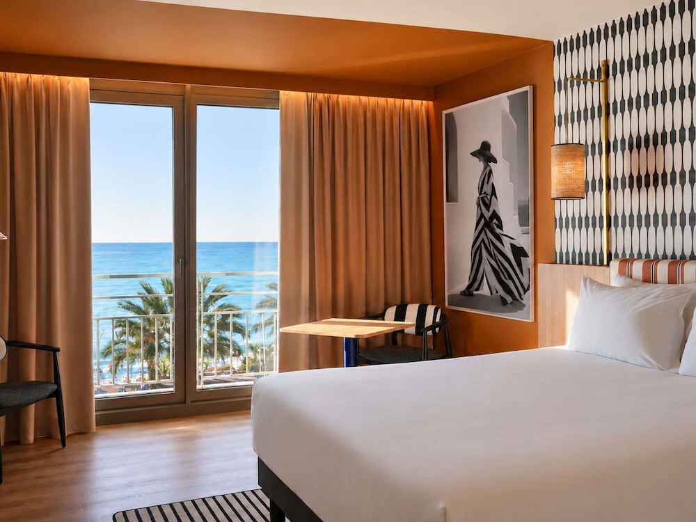 Habitación Privilege con vistas al mar y cama doble del hotel Mercure Nice Promenade Des Anglais. Foto 3