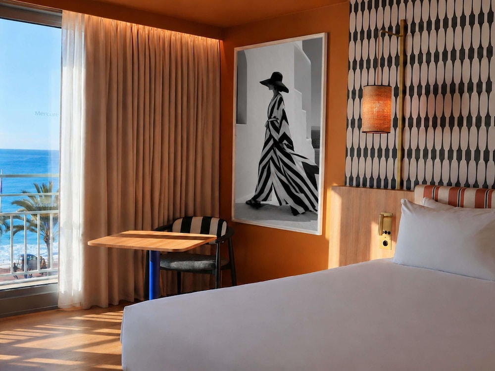 Habitación Privilege con vistas al mar y cama doble del hotel Mercure Nice Promenade Des Anglais. Foto 8